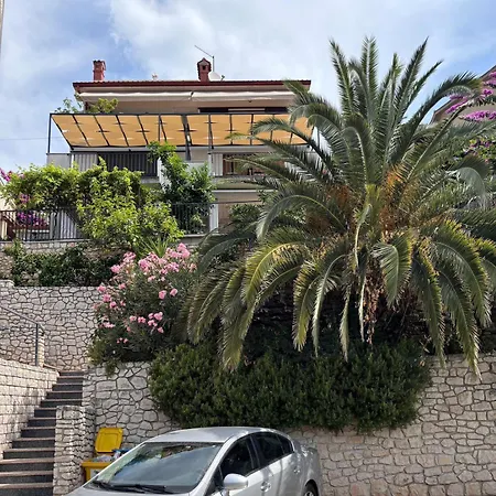 Mija With Free Parking In A Garage Apartman